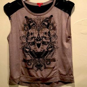 Bongo rocker tee with faux leather shoulders. Size XL
